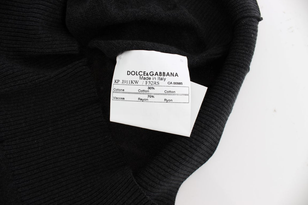 Gilet sans manches noir Dolce & Gabbana à col rond, pullover élégant en coton, porté sur un fond neutre.