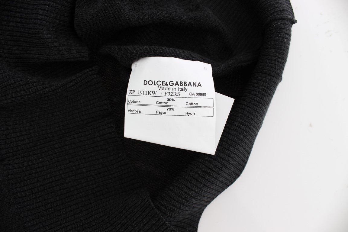 Gilet sans manches noir Dolce & Gabbana à col rond, pullover élégant en coton, porté sur un fond neutre.