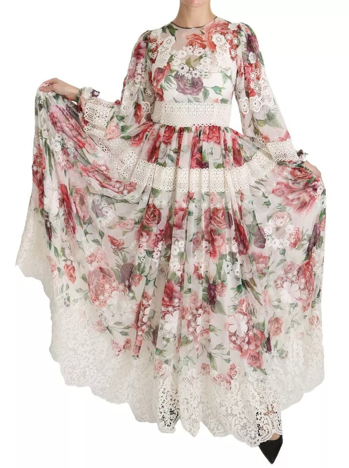 Robe longue fourreau Dolce & Gabbana à motifs floraux multicolores, élégante et féminine, portée sur un fond clair.