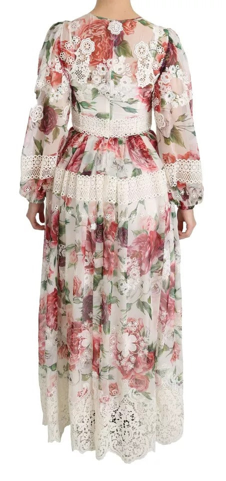 Robe longue à motifs floraux multicolores de Dolce & Gabbana, coupe ajustée et élégante, portée avec des détails raffinés.