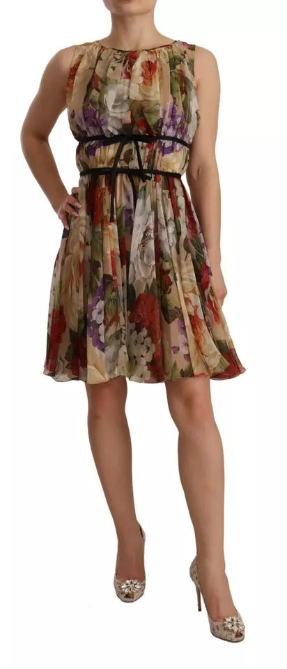 Robe mini sans manches Dolce & Gabbana beige à fleurs, col rond, style élégant et féminin, visible en détail dans l'image.