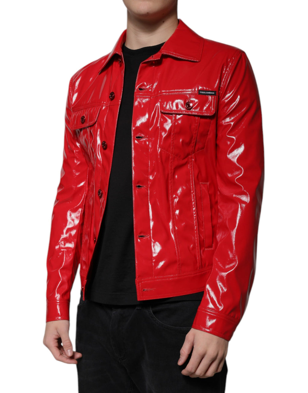 Veste en polyester rouge Dolce & Gabbana avec col boutonné et fermeture à boutons, vue de face.