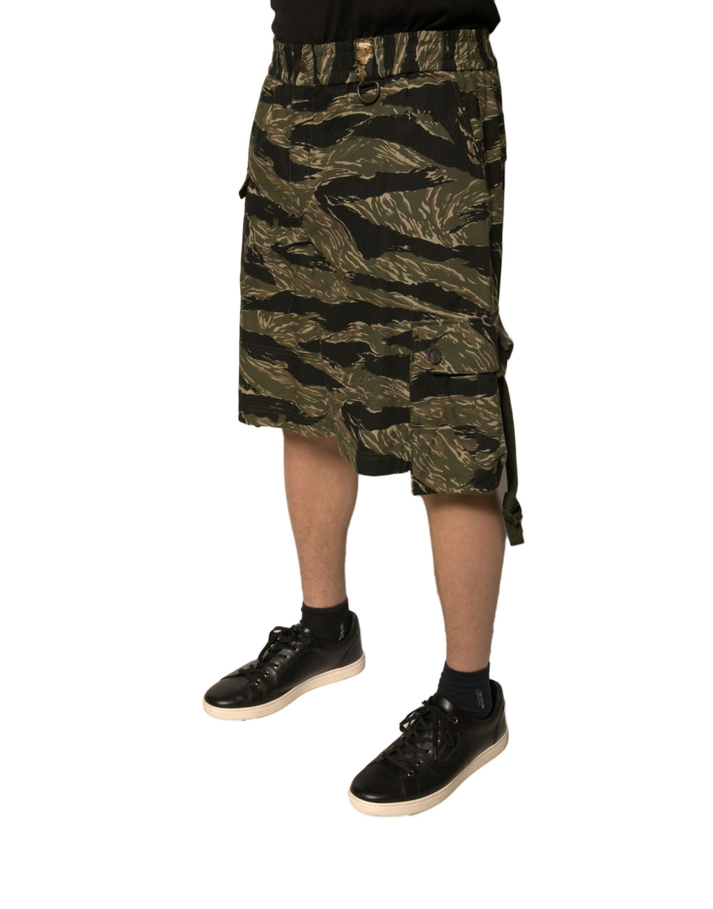 Shorts bermuda en coton noir et or avec motif Dolce & Gabbana, style élégant et tendance.