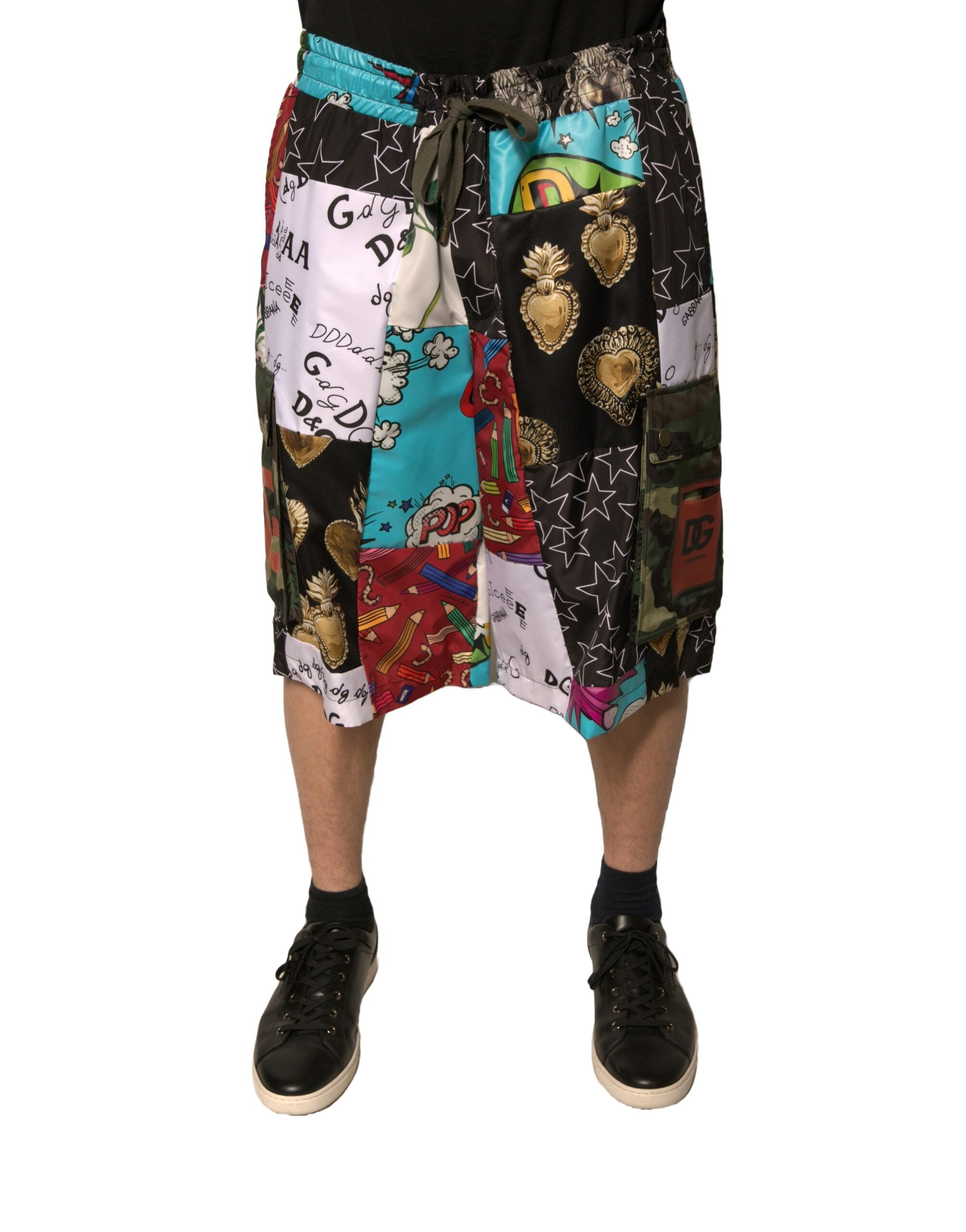 Shorts cargo multicolores Dolce & Gabbana à patchwork, bermuda, avec poches et détails colorés visibles.