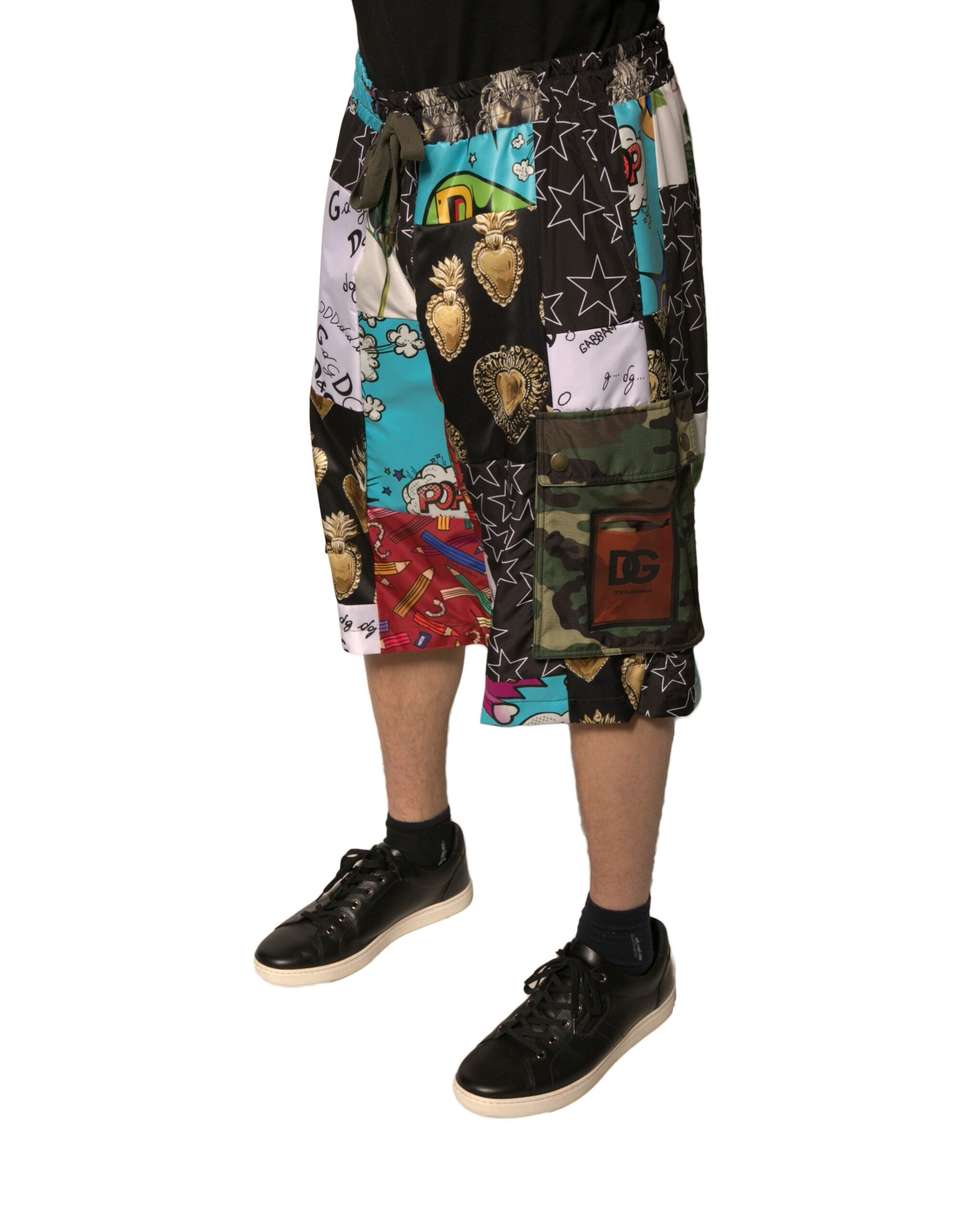 Shorts cargo bermuda multicolores Dolce & Gabbana avec patchwork, détails colorés et style décontracté visible sur l'image.