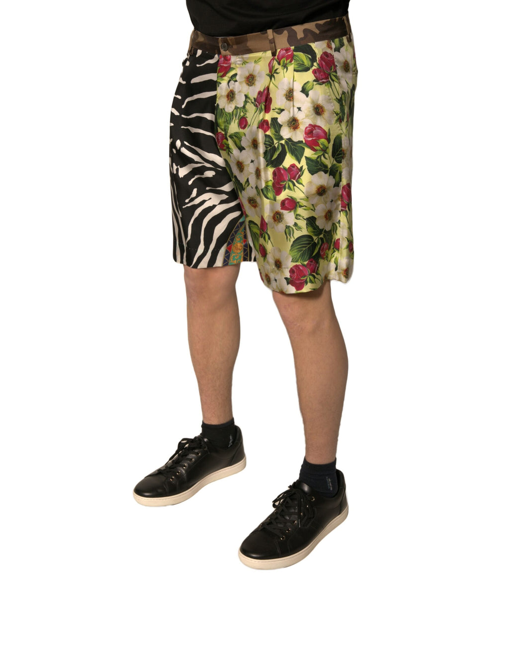 Shorts chino pour homme Dolce & Gabbana en soie multicolore à patchwork, avec détails colorés et coupe élégante.