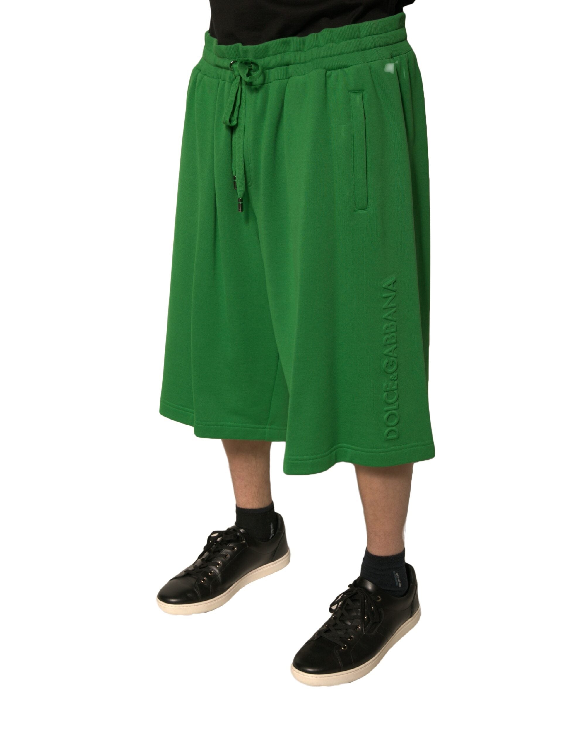 Shorts bermuda pour hommes en coton mélangé vert de Dolce & Gabbana, vue de face avec ceinture et poches visibles.