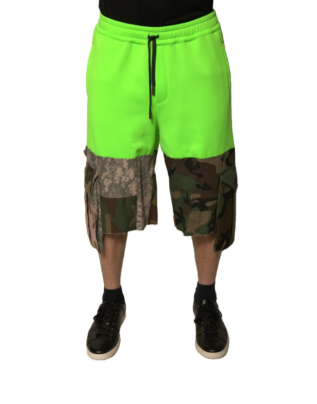 Shorts cargo bermuda patchwork vert Dolce & Gabbana, style décontracté avec détails colorés et design tendance.