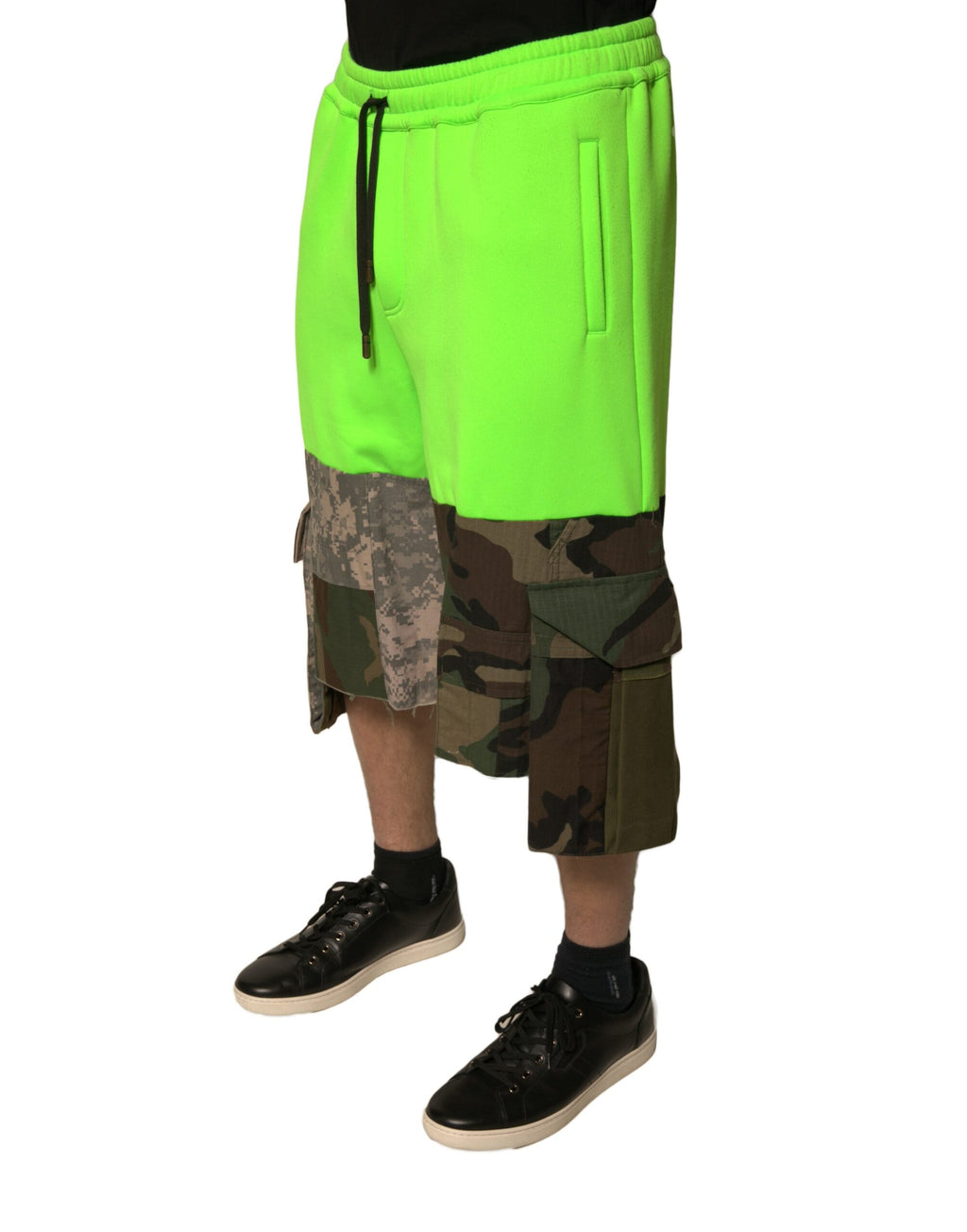 Shorts cargo bermuda Dolce & Gabbana à patchwork vert, mode décontractée, tissu léger et détails colorés.