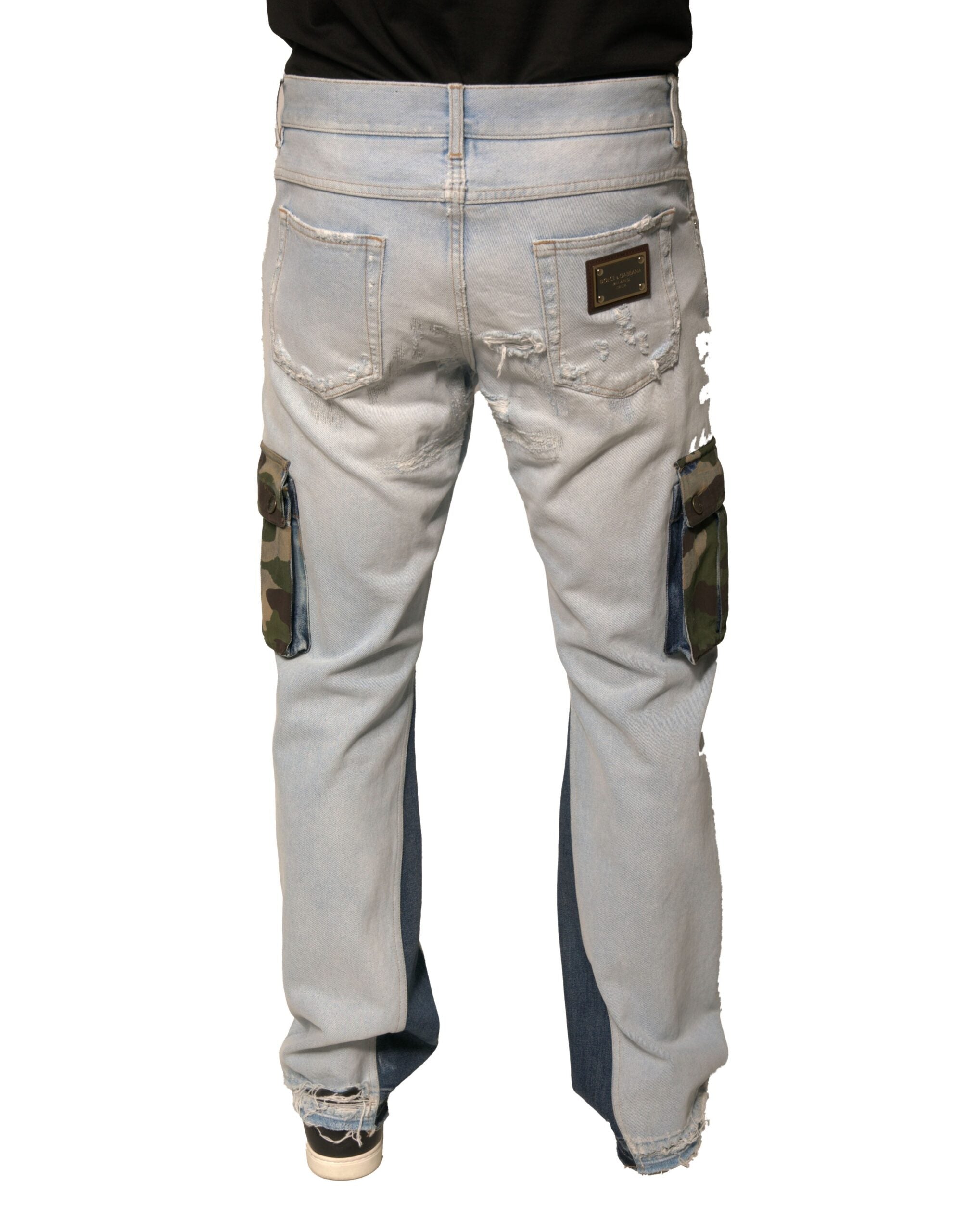 Jeans droits en denim coton Light Blue de Dolce & Gabbana, style cargo, visible avec poches et détails modernes.