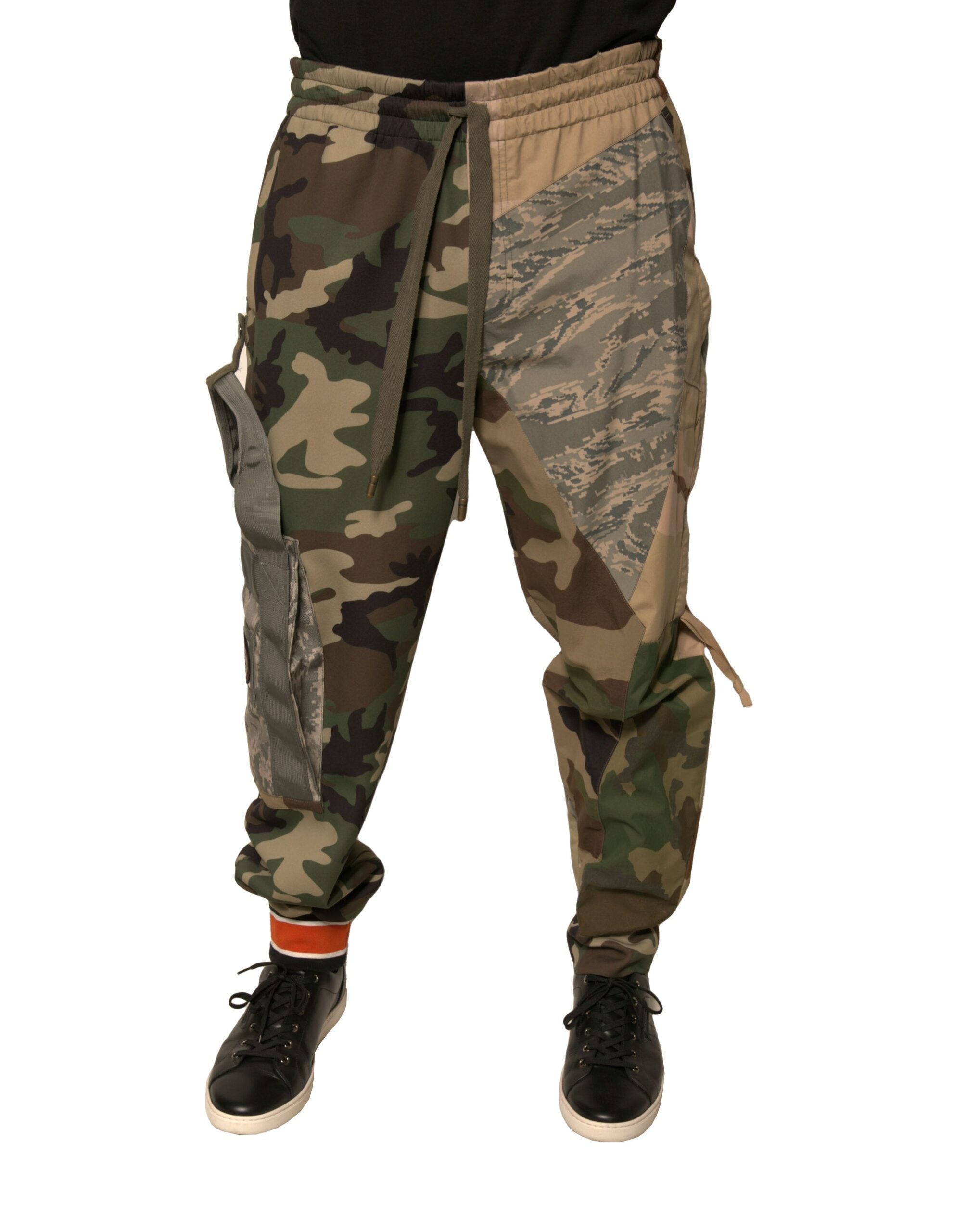 Pantalon de jogging camouflage multicolore Dolce & Gabbana, style décontracté, tissu léger, détail coloré et moderne.