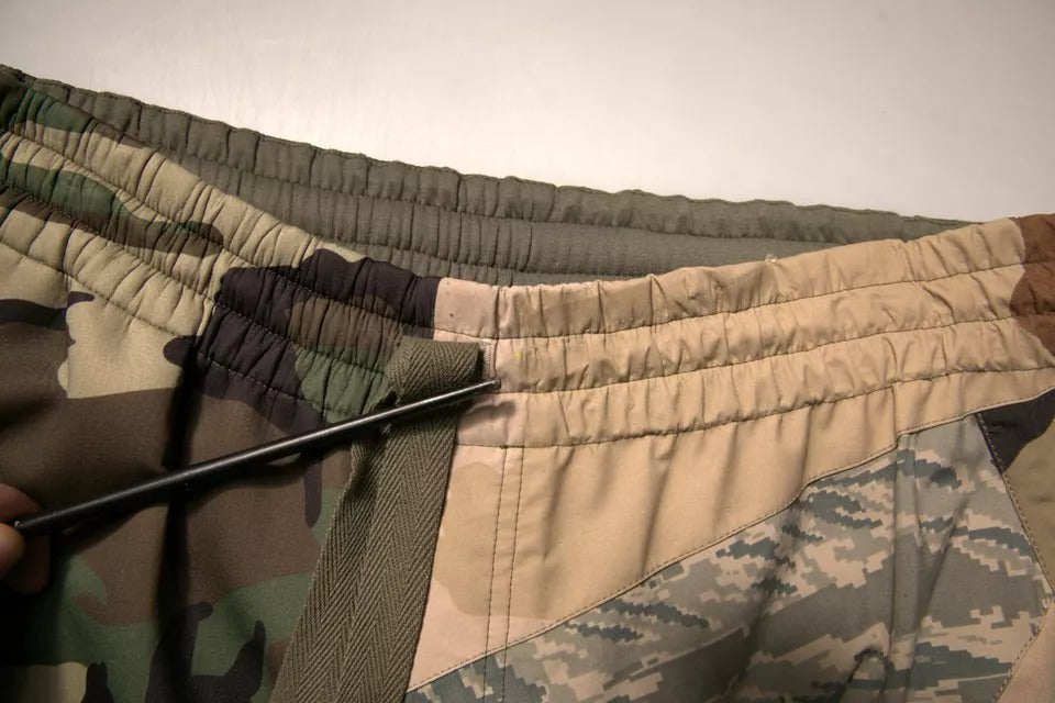 Pantalon de jogging Dolce & Gabbana camouflage multicolore, style décontracté avec motifs colorés et coupe confortable.