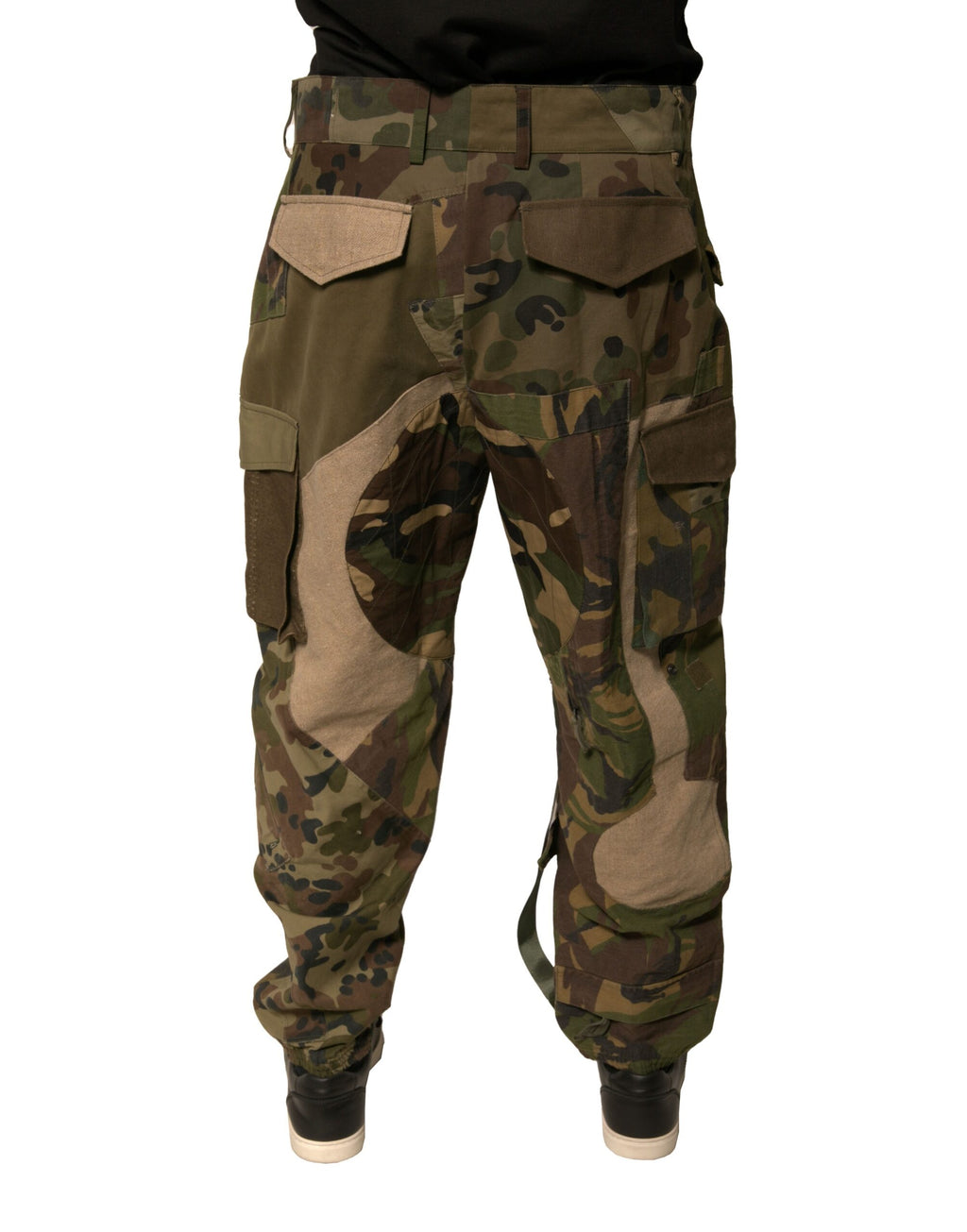 Pantalons cargo multicolores Dolce & Gabbana avec patchwork, style décontracté et détails colorés visibles sur l'image.
