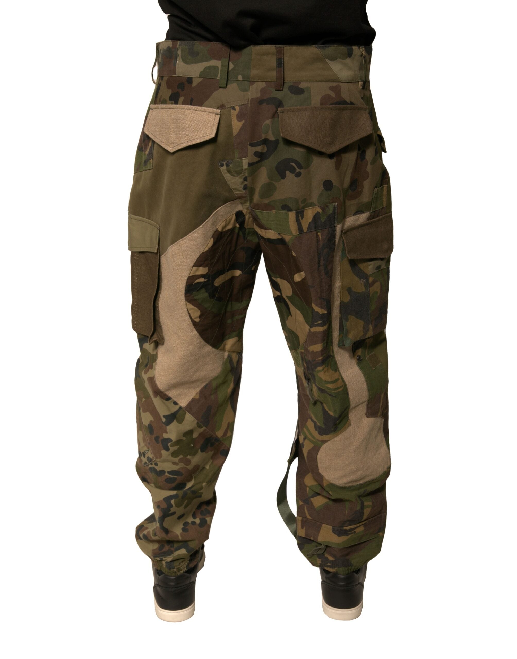 Pantalons cargo multicolores Dolce & Gabbana avec patchwork, style décontracté et détails colorés visibles sur l'image.