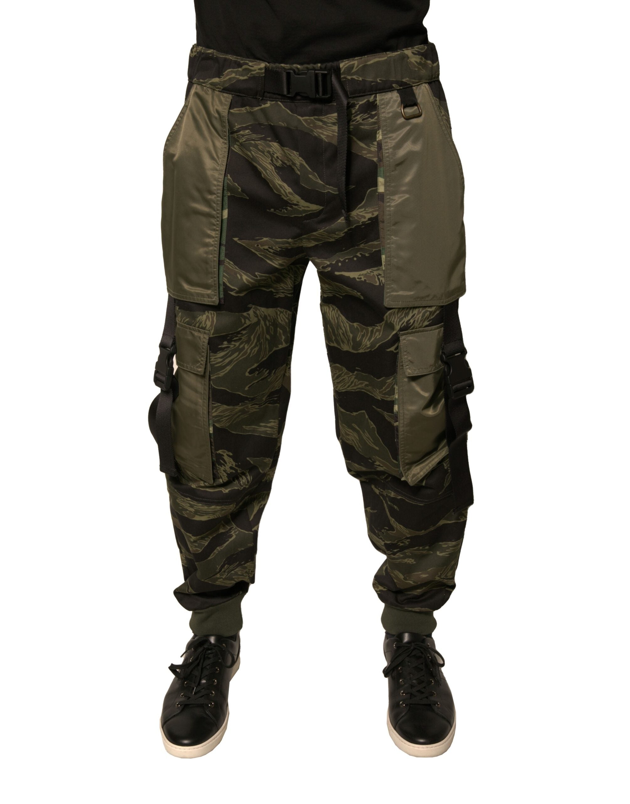 Pantalons jogger cargo en coton vert de Dolce & Gabbana, style décontracté avec poches latérales, mode masculine élégante.