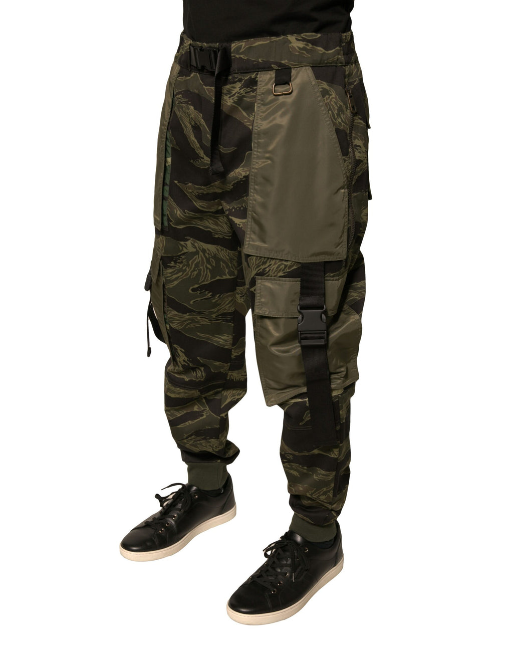 Pantalons cargo jogger en coton vert Dolce & Gabbana, style décontracté avec poches latérales, coupe ajustée et détails modernes.