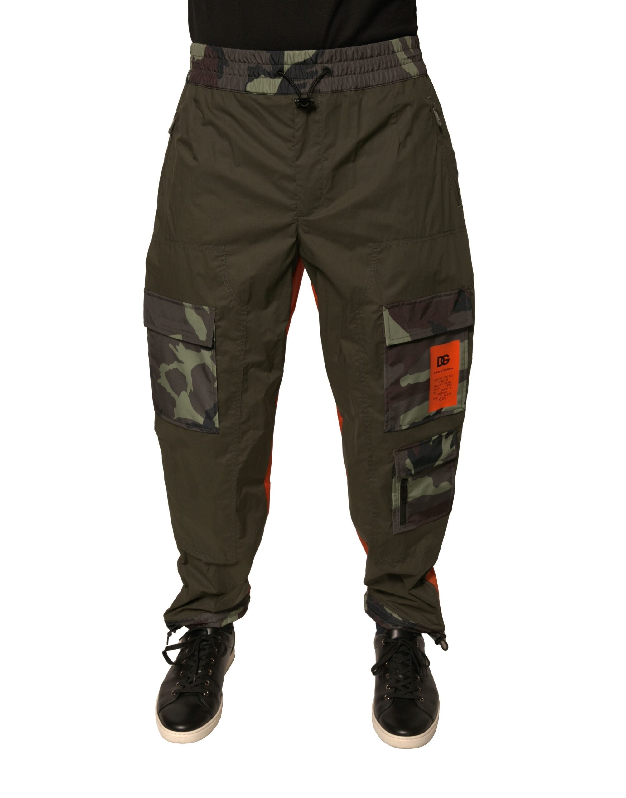 Pantalons cargo joggers Dolce & Gabbana multicolores avec motif camouflage, style décontracté et moderne.
