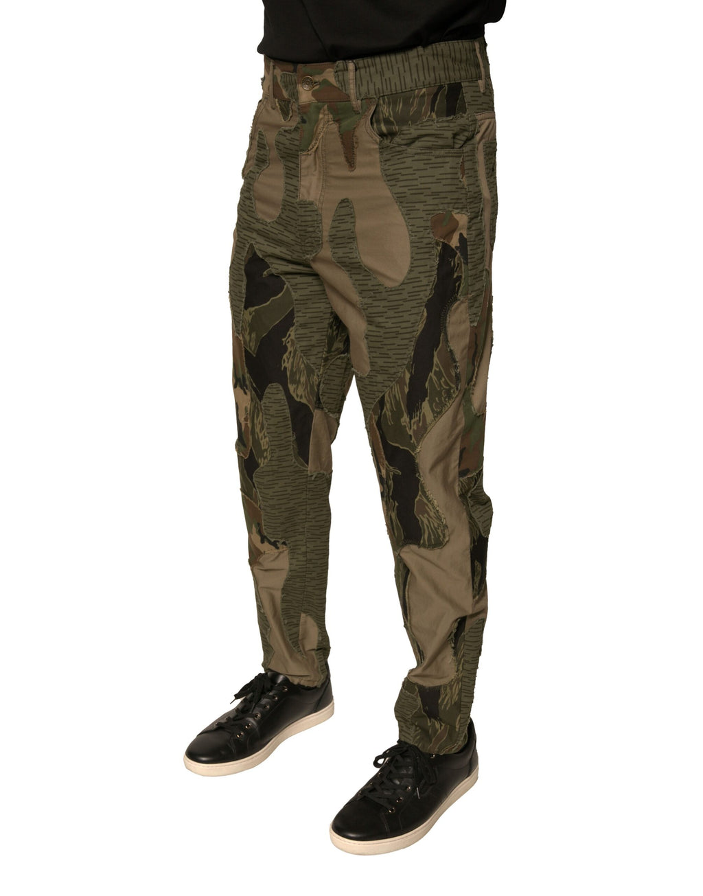 Pantalons en coton camouflage multicolore de Dolce & Gabbana, style moderne et tendance, visibles en détail dans l'image.