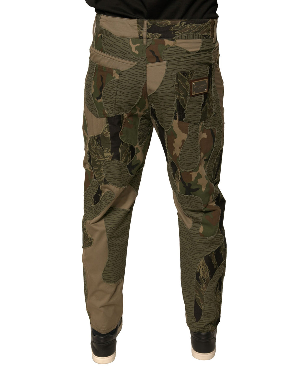 Pantalons en coton camouflage multicolore Dolce & Gabbana avec coupe slim et détails modernes, visibles en image.
