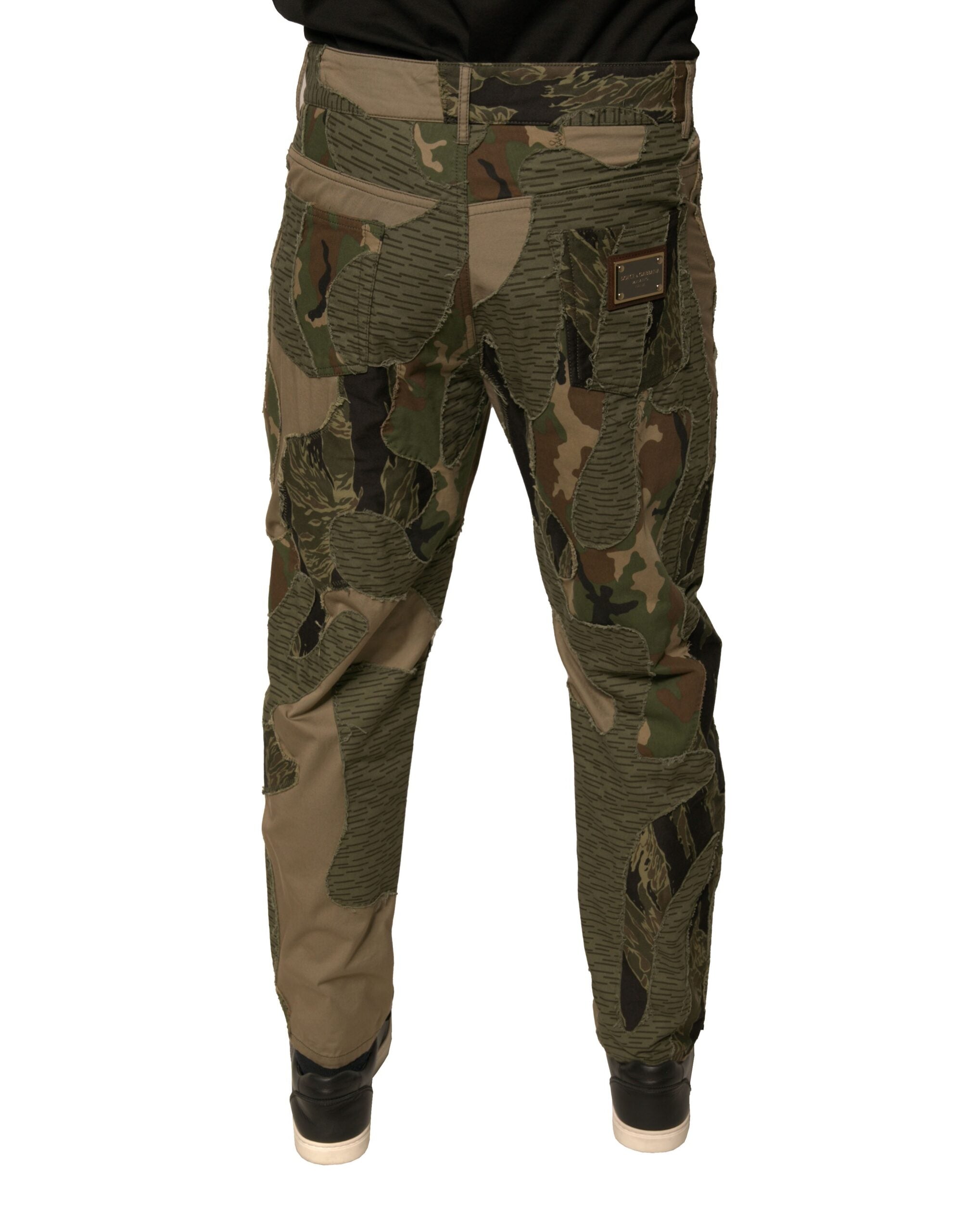 Pantalons en coton camouflage multicolore Dolce & Gabbana avec coupe slim et détails modernes, visibles en image.