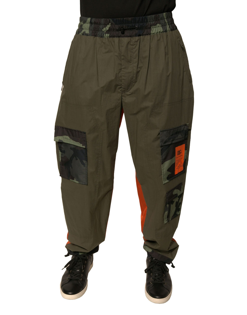 Pantalons cargo jogger multicolores Dolce & Gabbana avec motif camouflage, coupe décontractée et détails modernes.