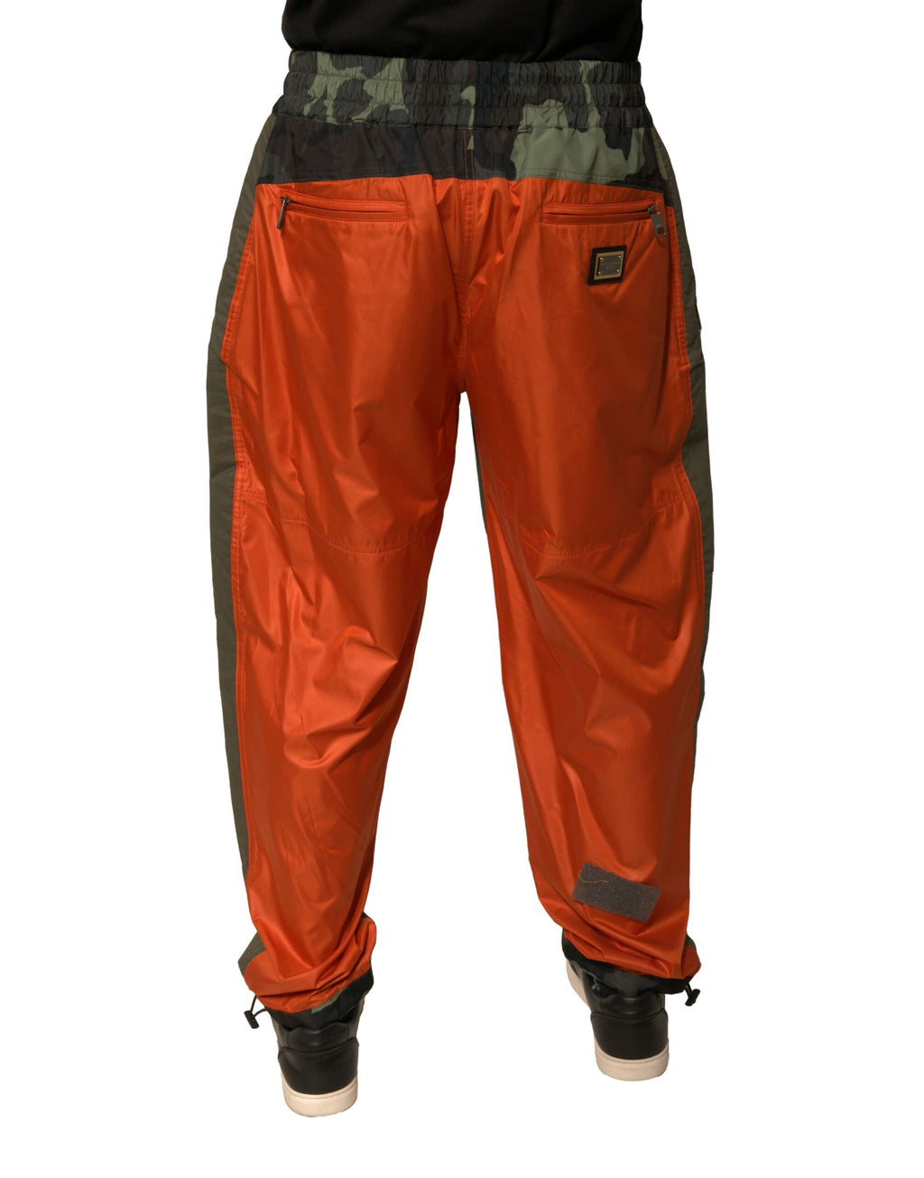 Pantalons cargo camouflage multicolores Dolce & Gabbana pour homme, style jogger avec poches latérales et détails colorés.