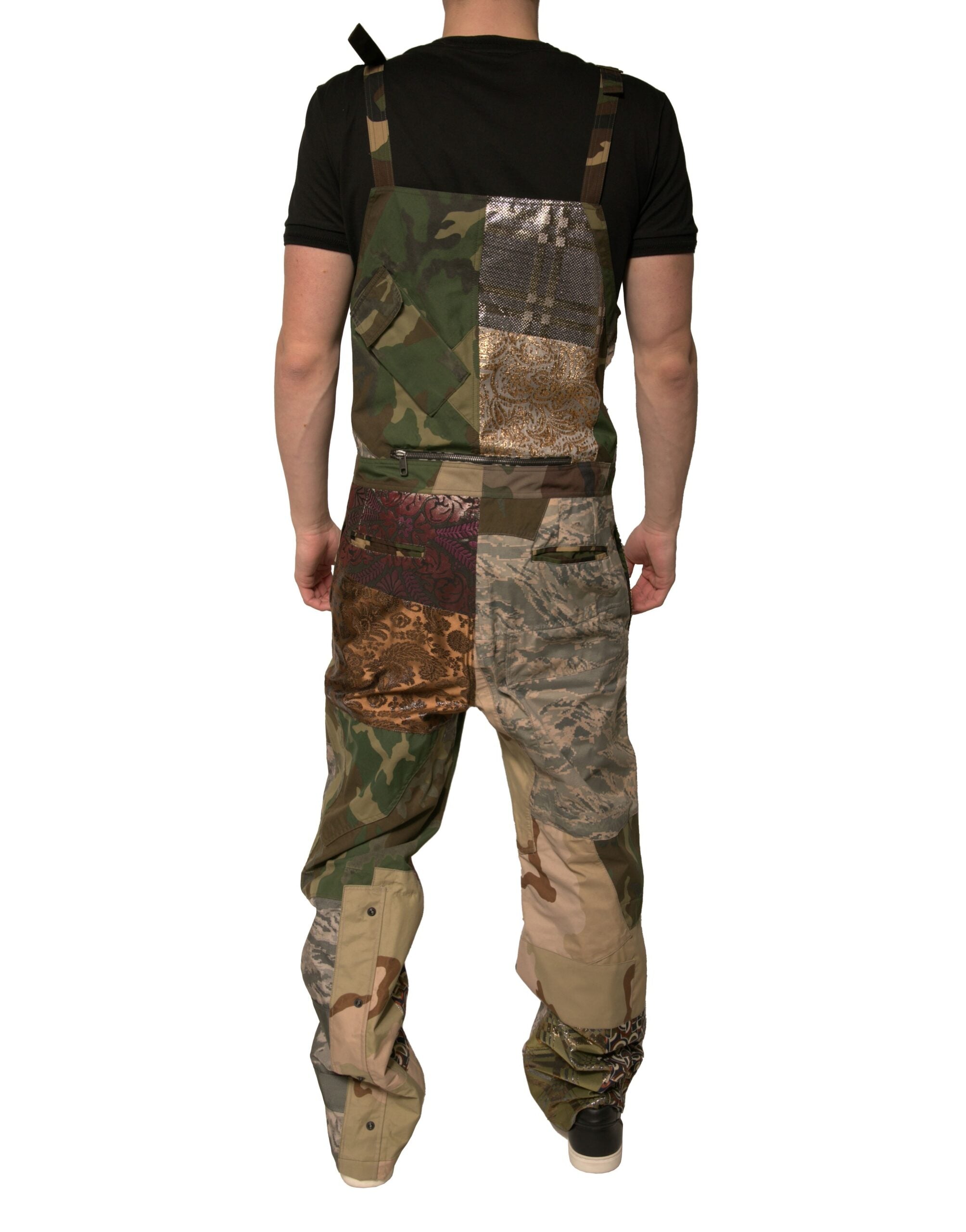 Pantalon overall camouflage patchwork multicolore de Dolce & Gabbana, style tendance et coloré, visible en image.