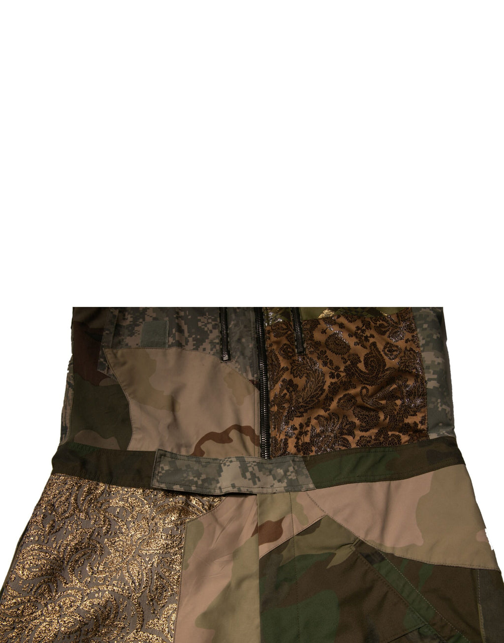 Pantalon Dolce & Gabbana multicolore à patchwork camouflage, style overall, avec détails colorés et motifs tendance.