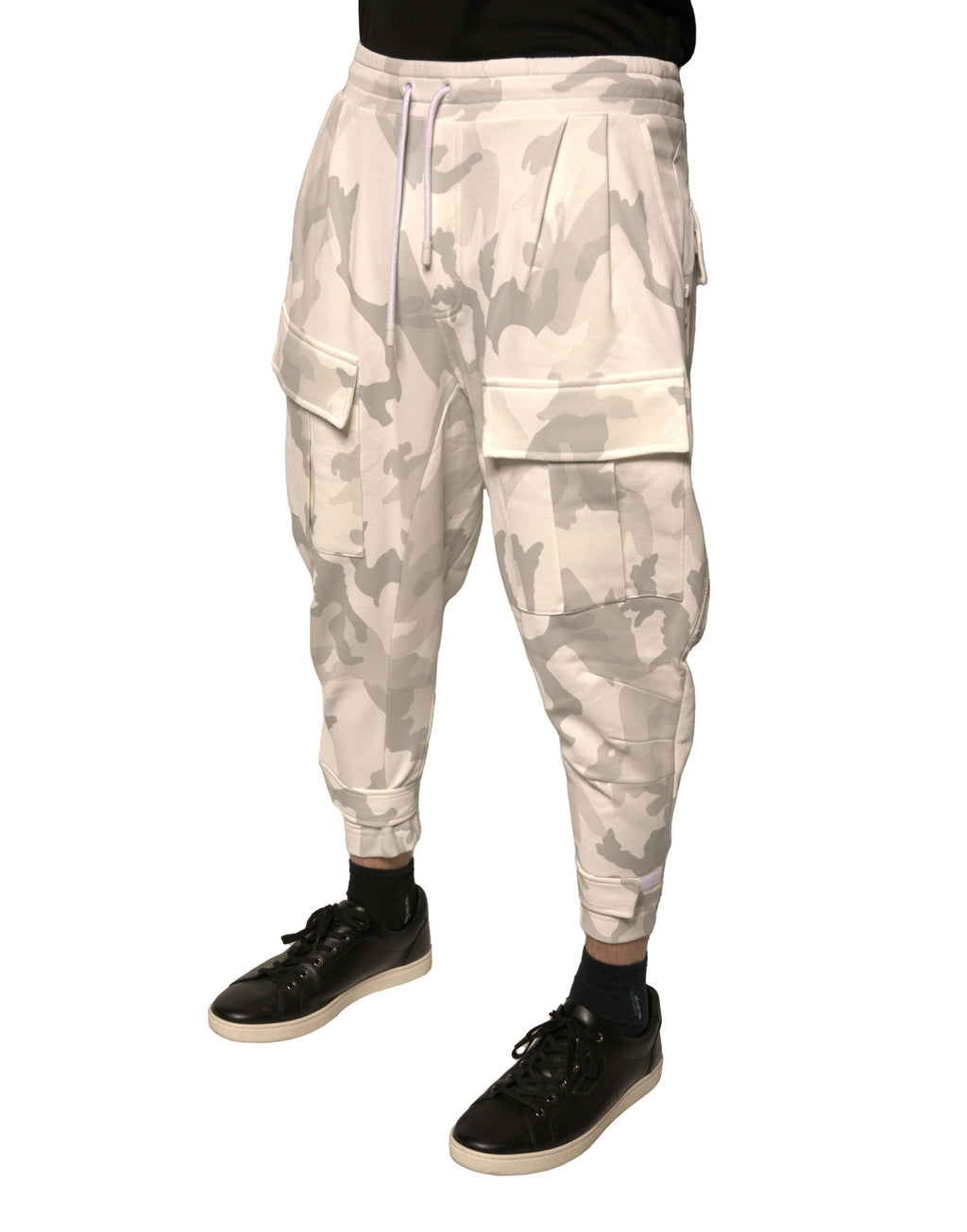 Pantalons cargo jogger camouflage blanc de Dolce & Gabbana, style décontracté avec poches latérales et ceinture ajustable.