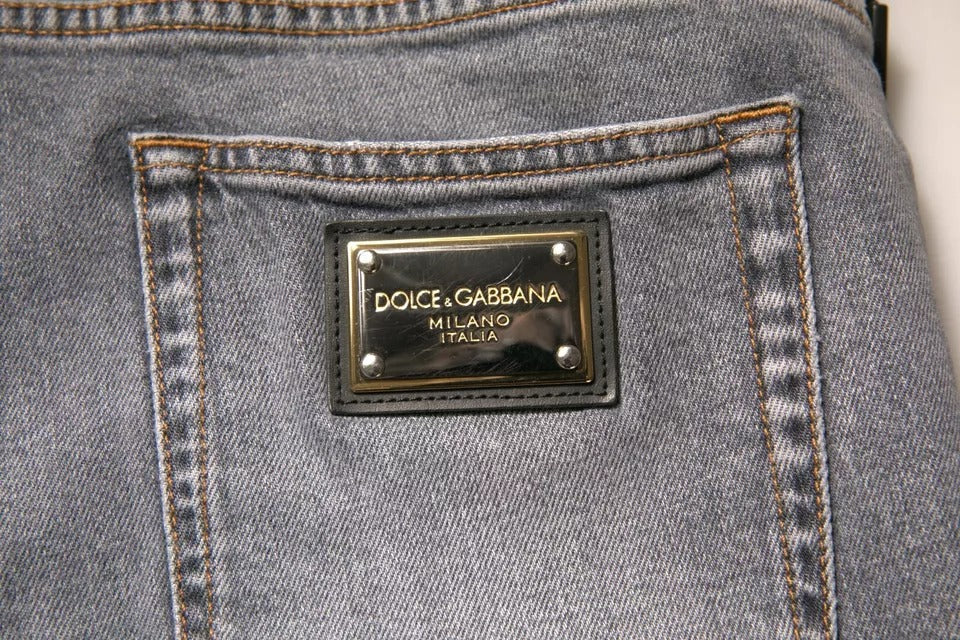 Jeans skinny en denim gris Dolce & Gabbana avec logo en coton stretch, ajustés et modernes, visibles sur l’image.