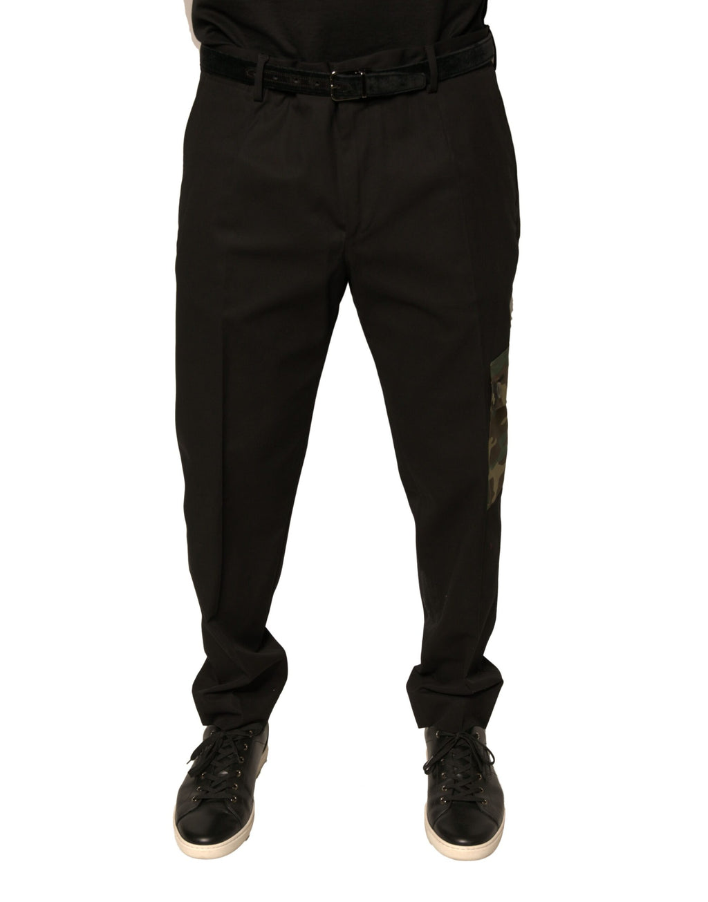 Pantalon cargo décontracté pour homme de couleur noire en coton de la marque Dolce & Gabbana, vu de face.