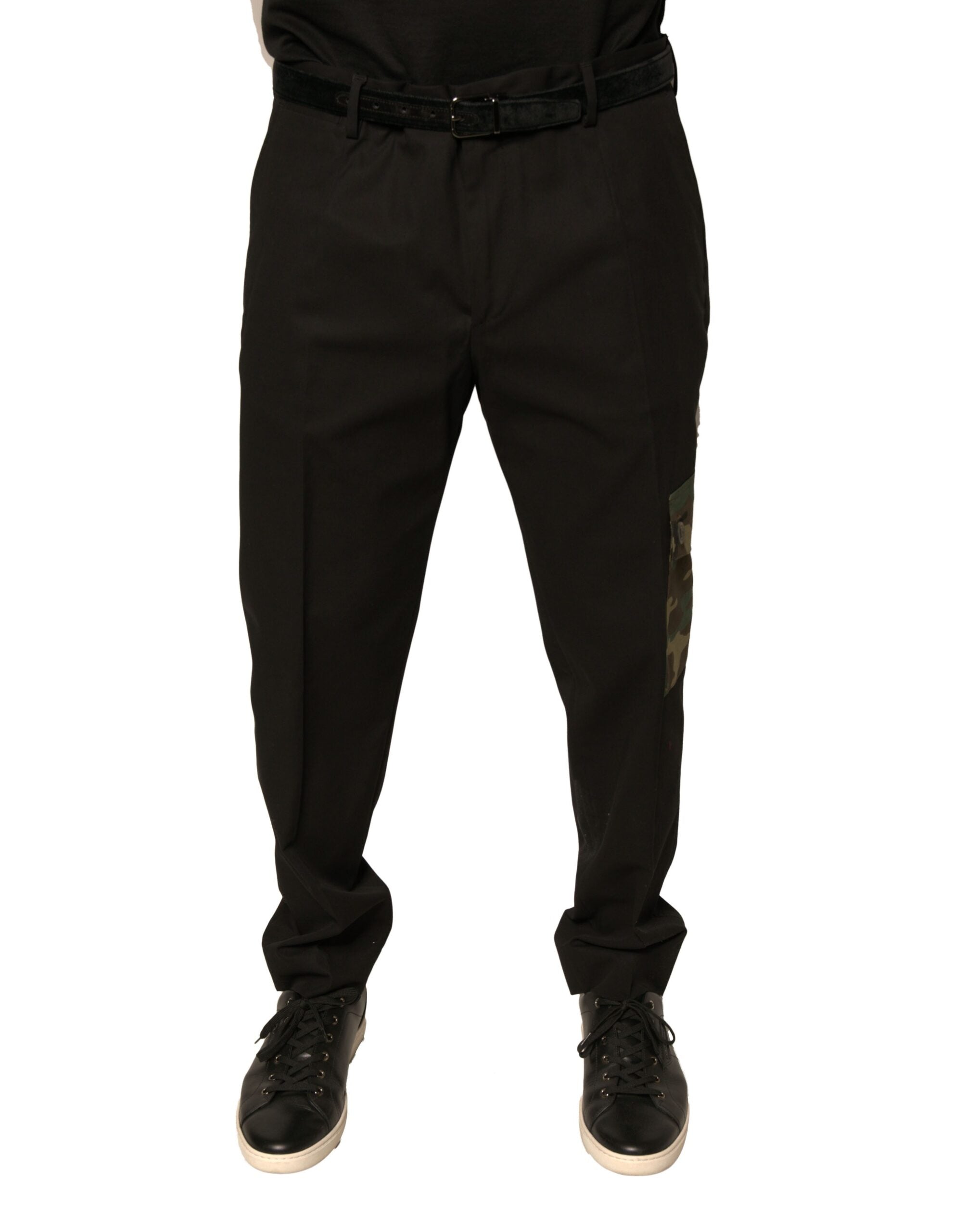 Pantalon cargo décontracté pour homme de couleur noire en coton de la marque Dolce & Gabbana, vu de face.