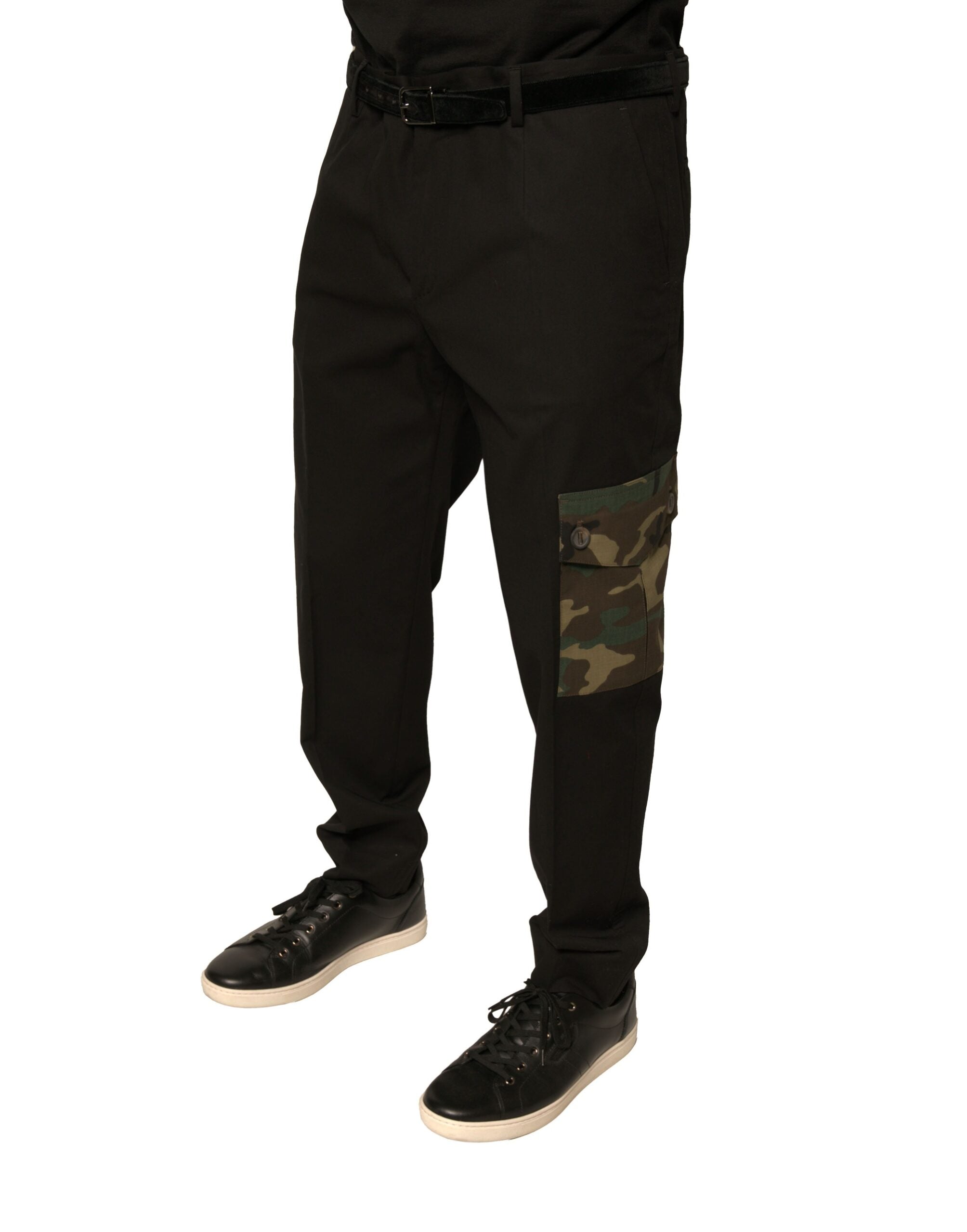 Pantalon cargo décontracté en coton noir pour homme de Dolce & Gabbana, vue de face avec poches latérales.
