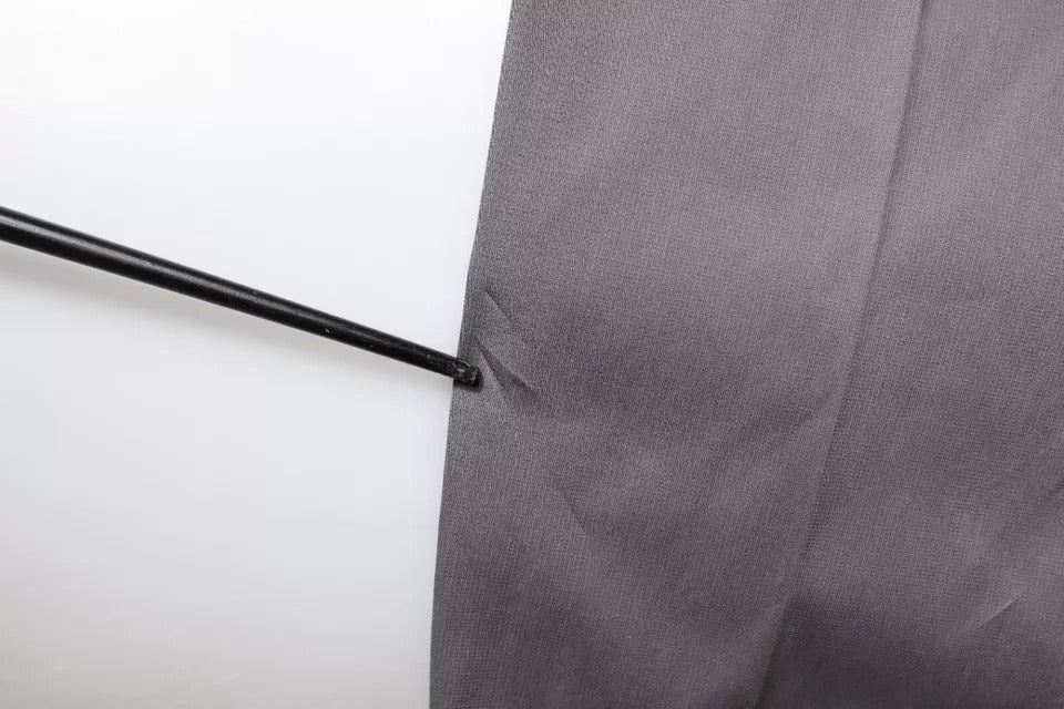 Pantalon de costume gris foncé Dolce & Gabbana à taille moyenne pour femme, tissu élégant et coupe classique.