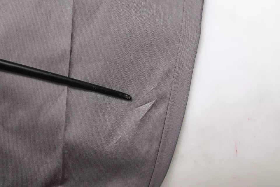 Pantalon de costume gris foncé Dolce & Gabbana à taille moyenne pour femme, tissu élégant et coupe ajustée.