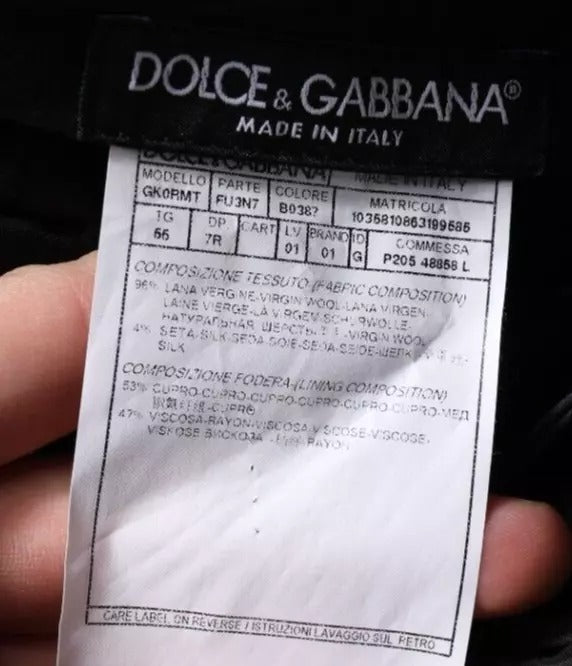 Pantalon de costume homme Dolce & Gabbana bleu foncé, coupe tapered, style formel, tissu élégant, porté avec une veste.