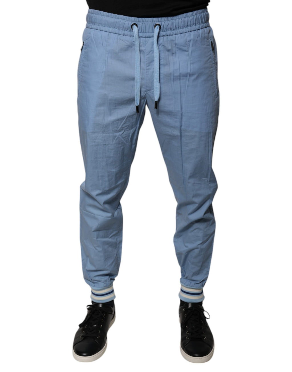 Pantalon jogging en coton bleu Dolce & Gabbana, style décontracté avec logo sur la jambe, vue de face sur fond blanc.
