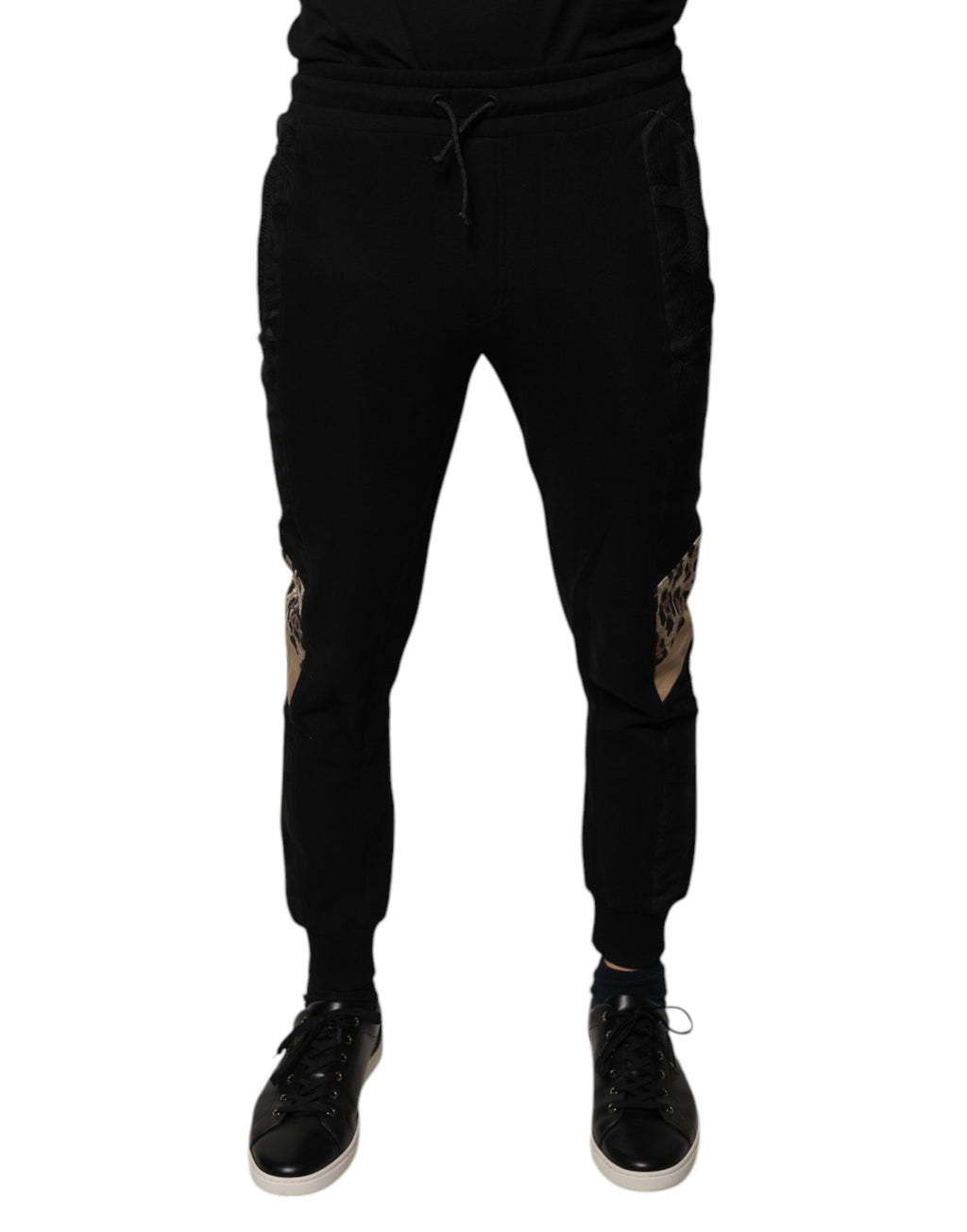 Pantalon jogger slim fit noir à motif léopard de Dolce & Gabbana, vue de face avec détails de la couture et de la taille.