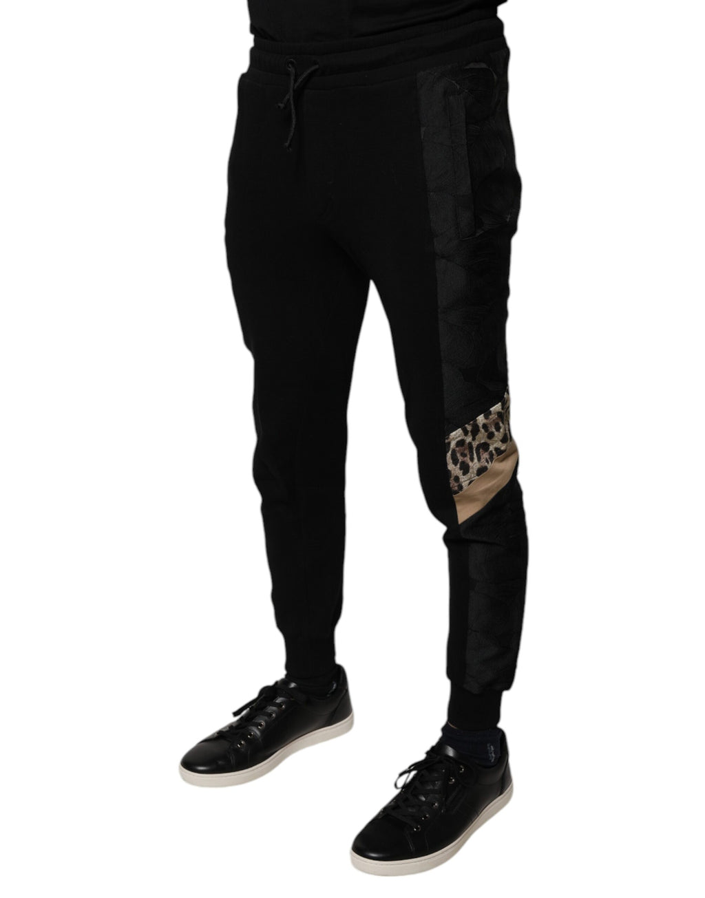 Pantalons joggers slim fit Dolce & Gabbana noirs avec motif léopard, style décontracté et moderne, en tissu doux.