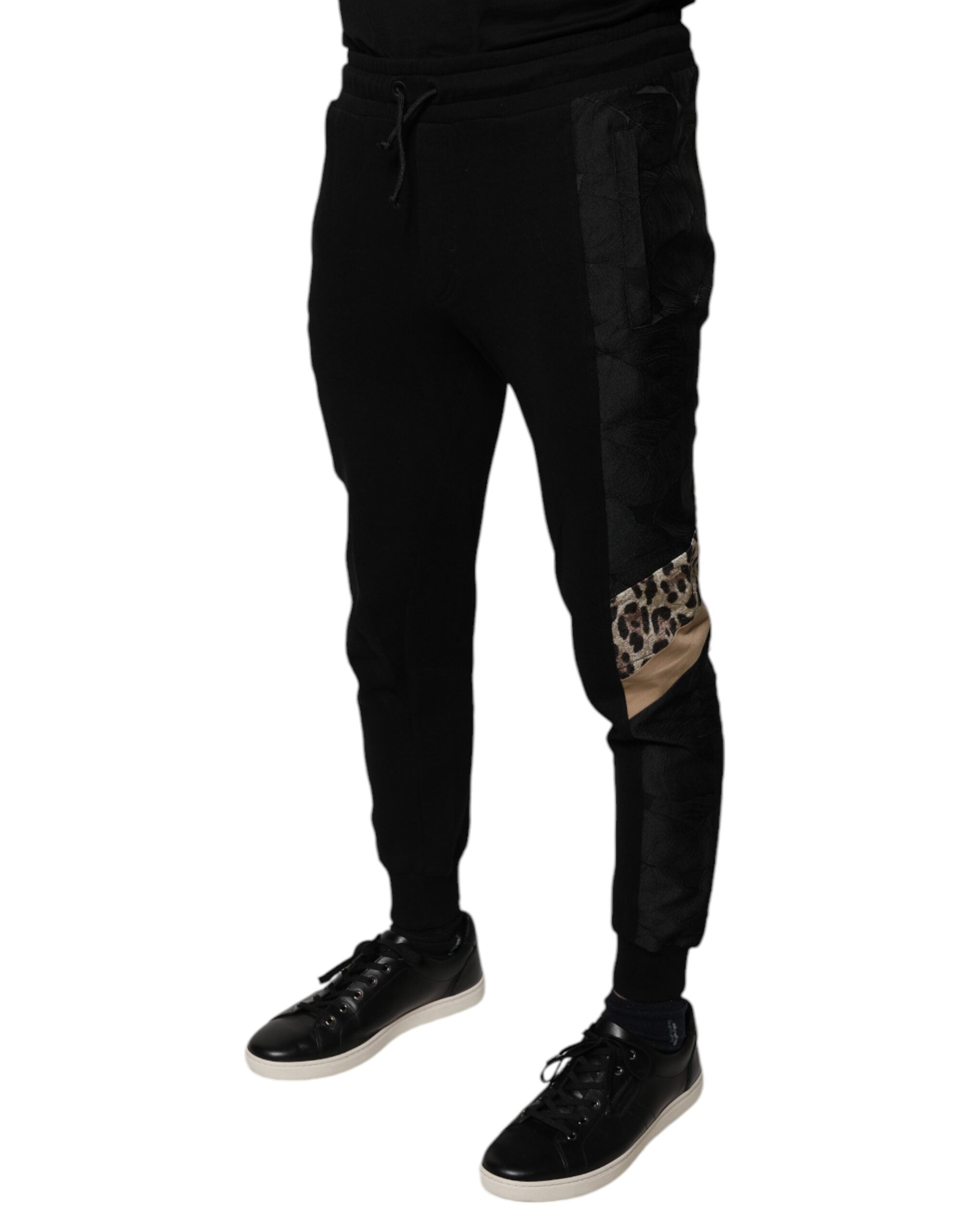 Pantalons joggers slim fit Dolce & Gabbana noirs avec motif léopard, style décontracté et moderne, en tissu doux.