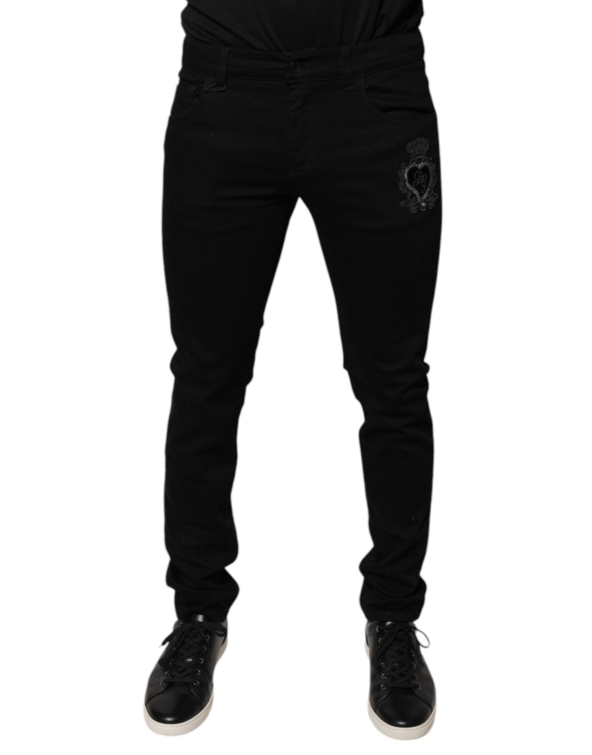 Jeans skinny en denim coton noir Dolce & Gabbana avec logo couronne DG sur la poche arrière, détails modernes et élégants.