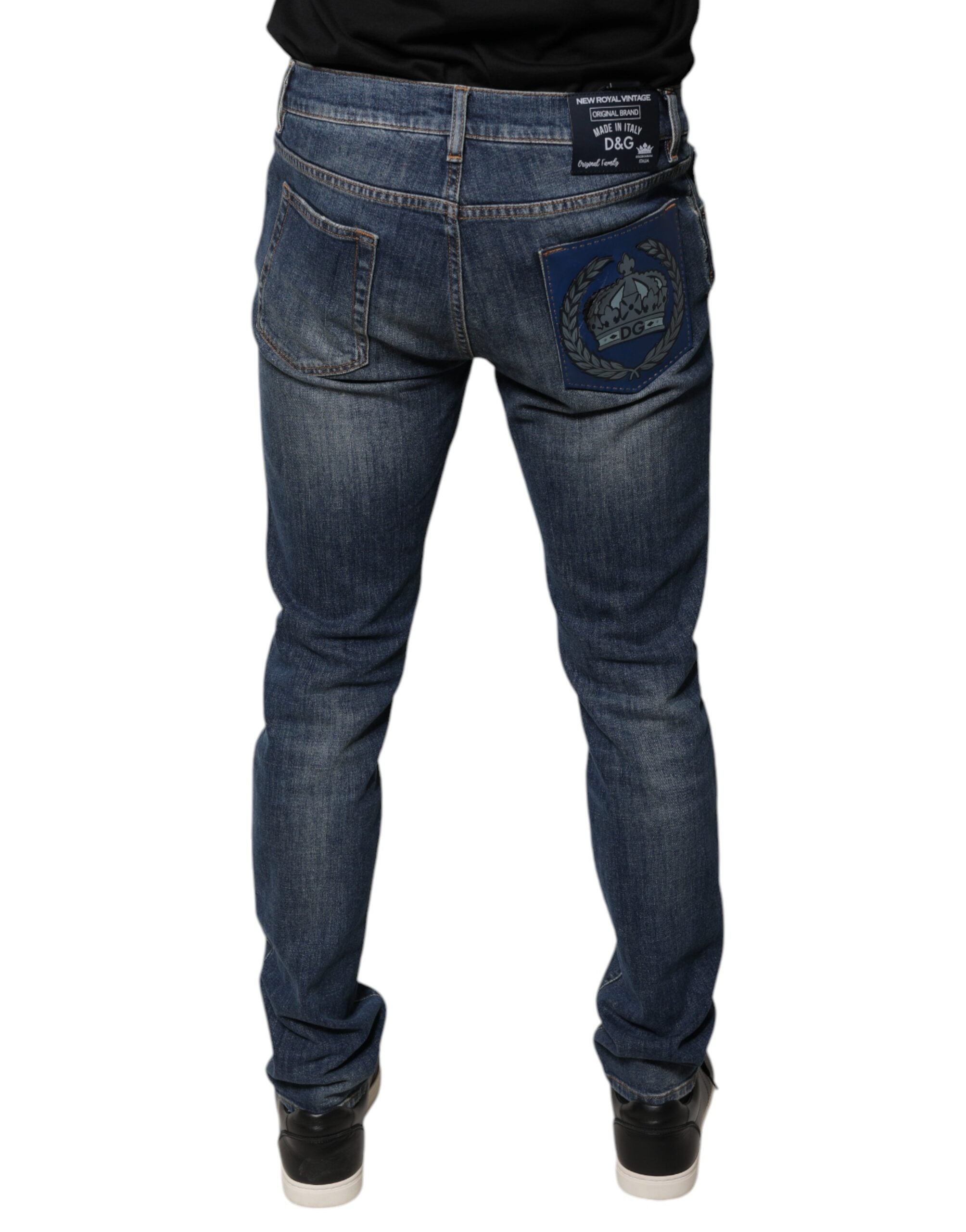 Jeans skinny en denim coton bleu Dolce & Gabbana avec logo DG couronne, visibles sur l’image.