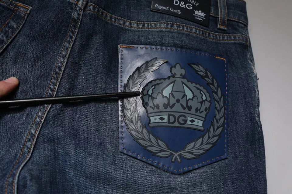 Jeans skinny en denim coton bleu Dolce & Gabbana avec logo DG couronne, visible détails de la couture et de la coupe.