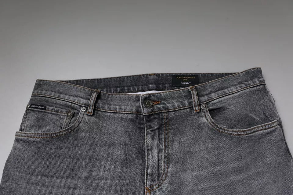 Jeans skinny en denim gris Dolce & Gabbana avec logo en coton stretch, visible détails de la coupe et de la texture.