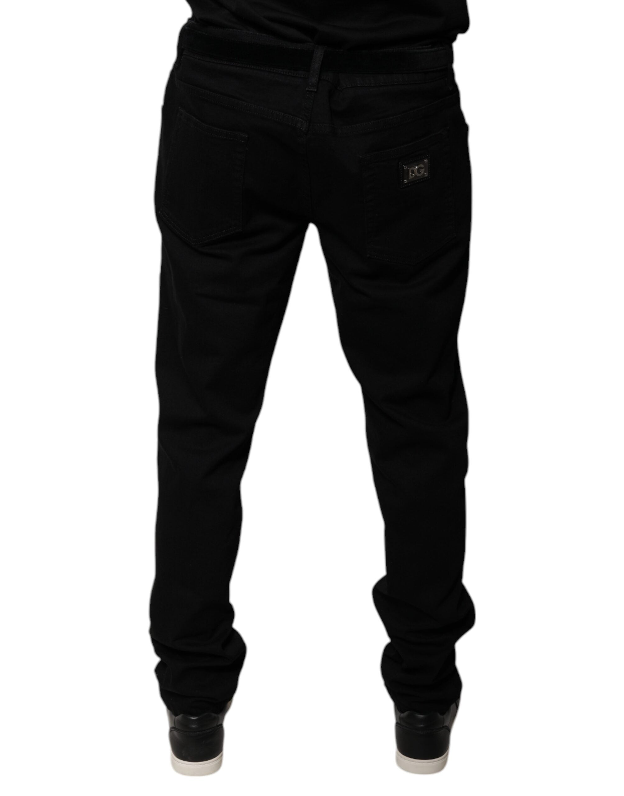 Jeans skinny en denim extensible noir Dolce & Gabbana avec logo en coton, visibles avec détails de la coupe ajustée et la texture du tissu.