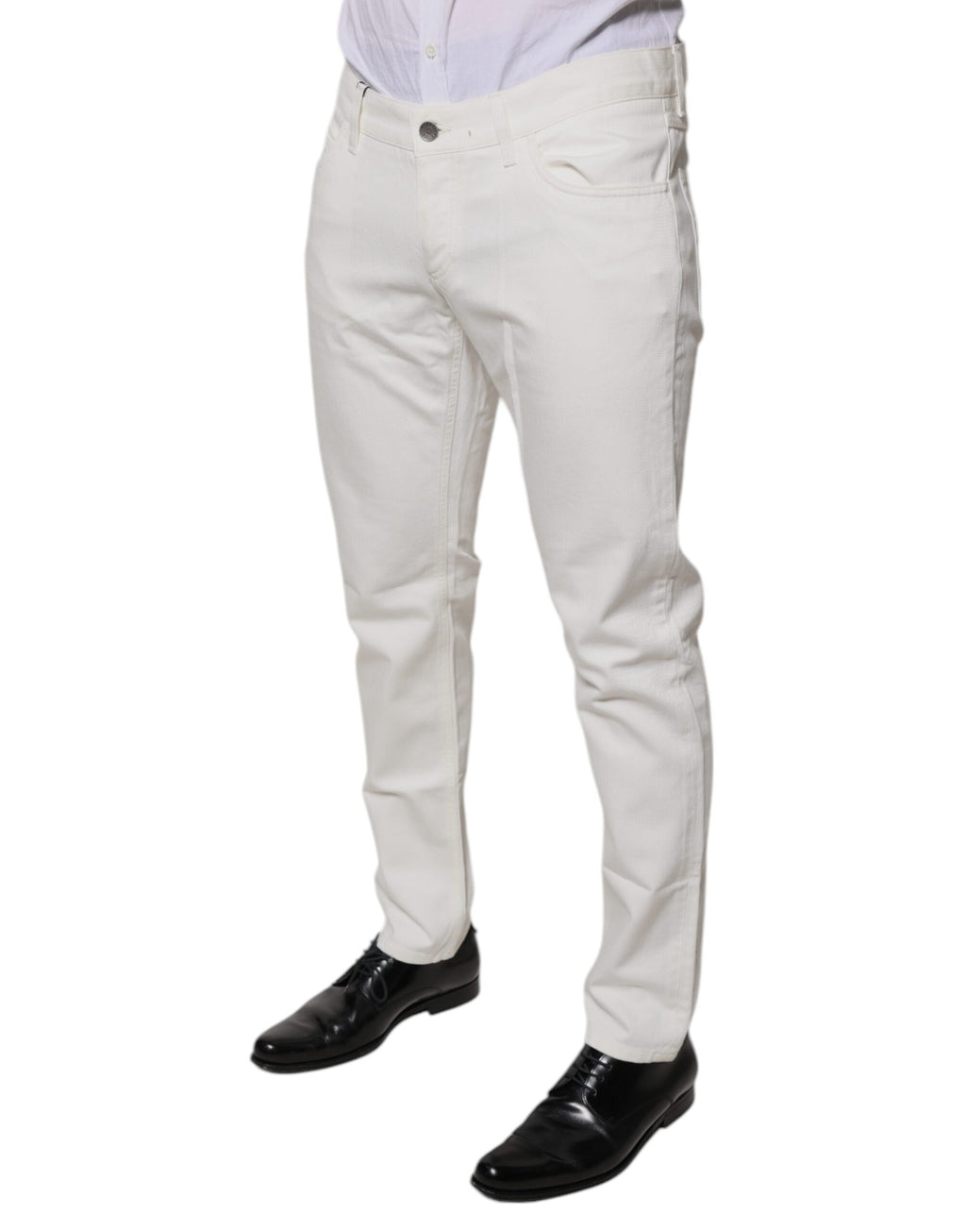 Jeans skinny en coton blanc de Dolce & Gabbana, denim léger avec détails modernes, porté sur un mannequin.