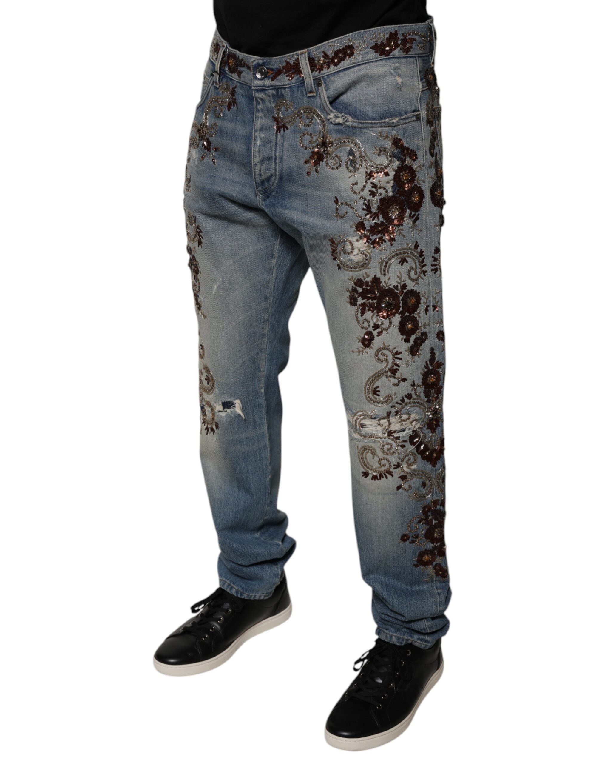 Jeans slim en denim bleu clair Dolce & Gabbana Light Blue avec broderies délicates visibles sur l'image.