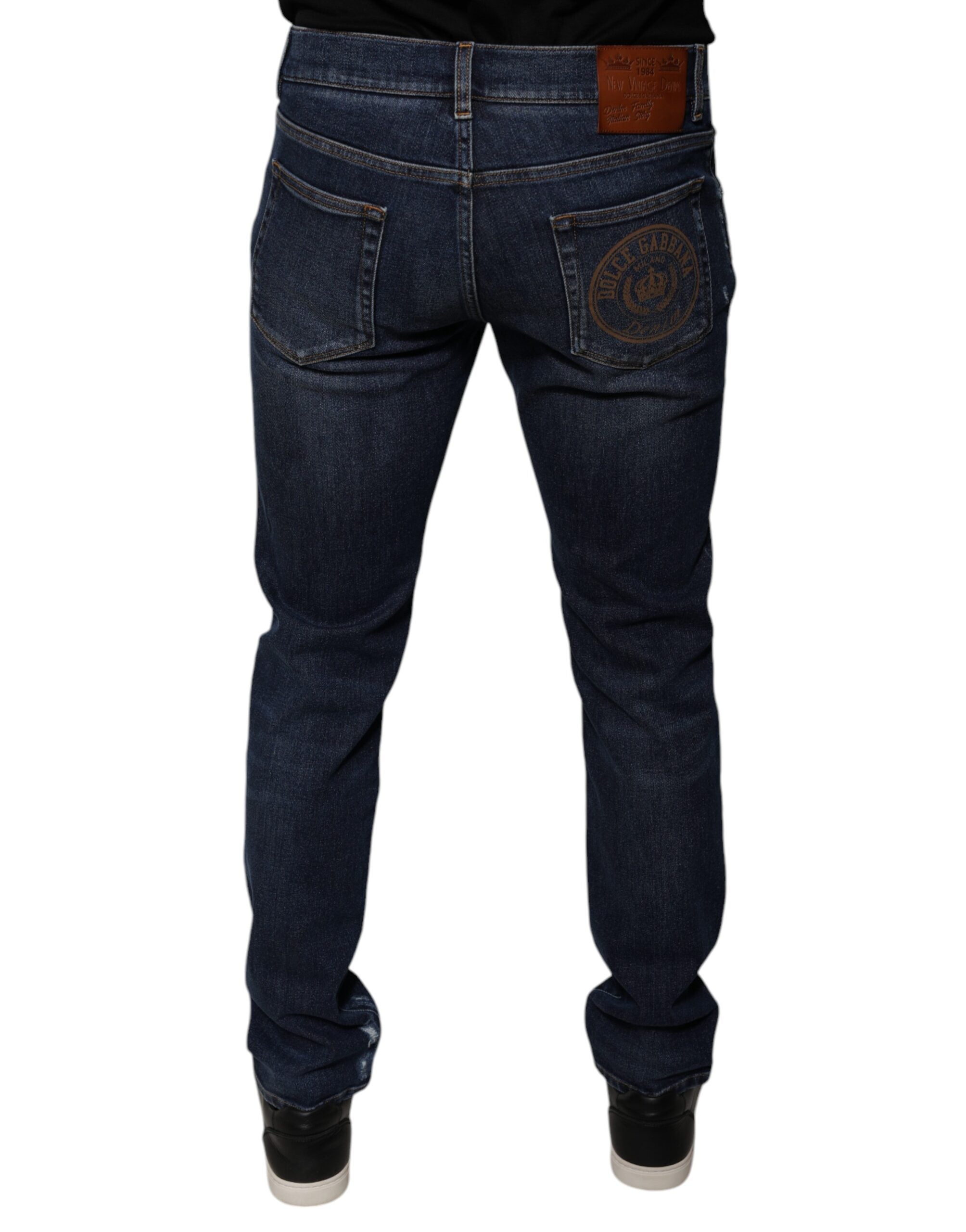 Jeans skinny en denim coton bleu foncé Dolce & Gabbana avec logo, vue de face sur un mannequin.
