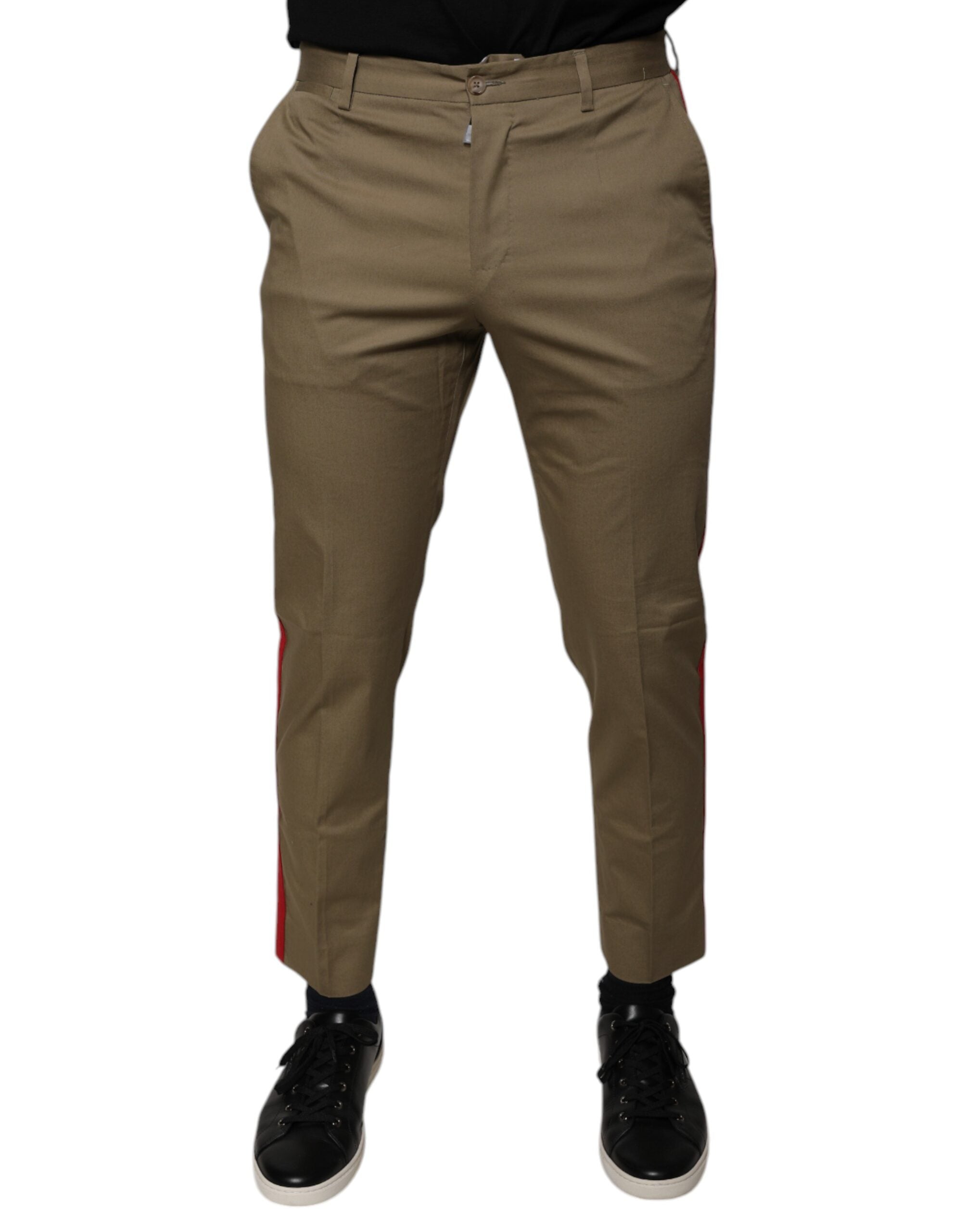 Pantalon homme Dolce & Gabbana marron logo décontracté, coupe tapered, en tissu confortable, visible en détail dans l'image.