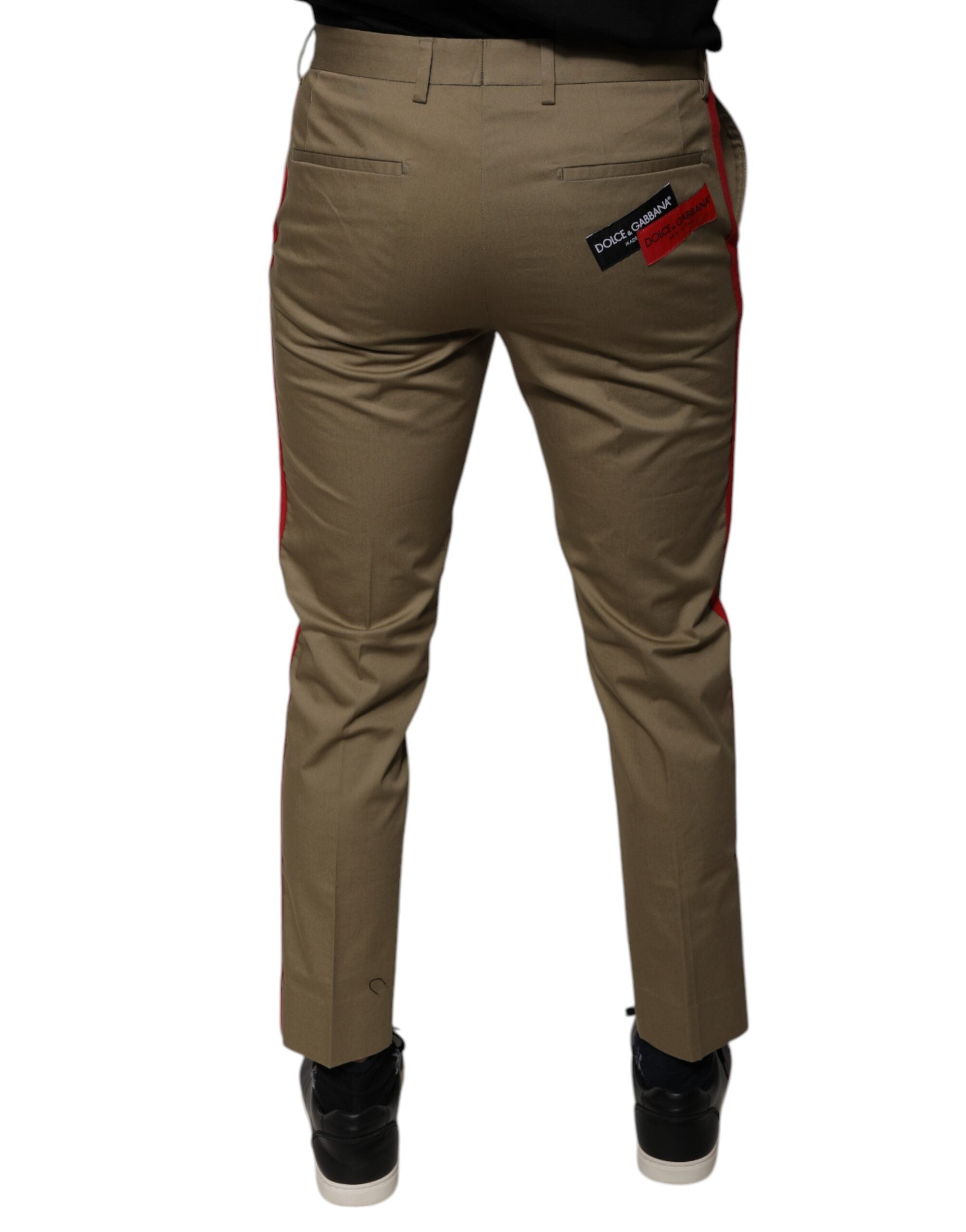 Pantalon décontracté marron à logo Dolce & Gabbana pour homme, coupe tapered, tissu confortable et style élégant.
